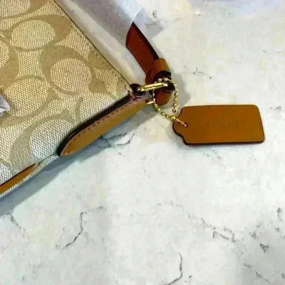 Beautiful NWT Coach Crossbody - Picture 6 of 13